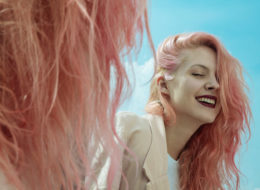Foco no cabelo rosa que ela fez em casa