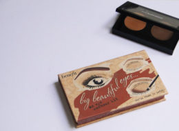 O duo para sobrancelhas da M.A.C e para os olhos da Benefit, que eu dou um truque e uso na sobrancelha às vezes