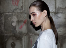 Gloss transparente usado cono iluminador por Silvio Giorgio para o verão de Alexandre Herchcovitch (Foto: João Bertholini)