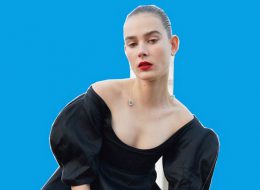 Na Céline, o batom vermelho combinado com um coquinho e mais nada (Foto: Reprodução)