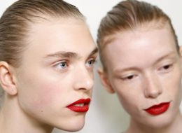 Coque de bailarina, blush vertical e batom pro verão 2016 de Jason Wu (Foto: Reprodução WWD)