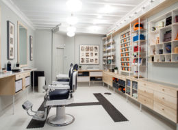 O interior da barbearia-conceito da Harry's, marca de lâminas de barbear moderninhas (Foto: reprodução/NY Mag)