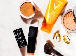 Base cushion Dream Skin, Dior; FPS 50, Vichy; Bronzer, Sisley; Brincos, Julia Gastin; Bastão multiuso, Nars