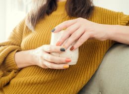 Manicure multicolorida, meu vício de 2018