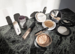 Favoritos: base Klasmé, corretivo Nars, bronzer Sisley, blush cremoso Milk Make Up, iluminador Glossier, pó translúcido M.A.C