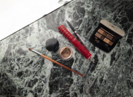 Pros olhos: sombra cremosa Shiseido, paleta Chanel, lápis retrátil Sisley, máscara Nars