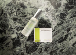 Retoque profissional: folhas de papel absorventes de oleosidade da coreana CNP e mini Eau de Beauté, Caudalie