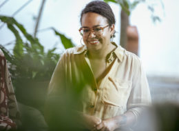 Carol Almeida, terapeuta holística, que ajudou a gente a pensar em pequenos rituais de autoconhecimento e cuidado pro dia a dia (Foto: Mari Pekin)