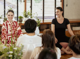 Estica e puxa comandado pela professora de yoga facial, Claudia Reis (Foto: Mari Pekin)