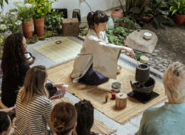 Erika Kobayashi e a sua cerimônia do chá Estica e puxa comandado pela professora de yoga facial, Claudia Reis (Foto: Mari Pekin)