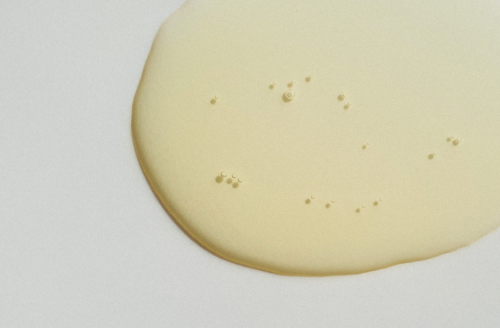 Esfregar a pele para retirar a maquiagem piora a condição de quem tem dermatite atópica